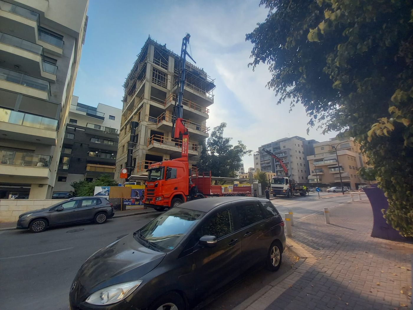 הבניין בבנייה